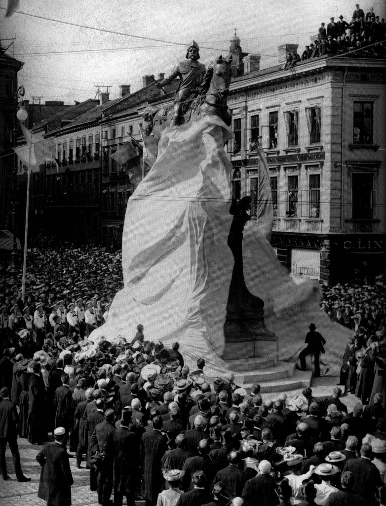 Karl IX-statyn avtäcks i september 1904. Från början stod den mitt i Östra Hamngatan och flyttades av trafikskäl till sin nuvarande plats 1936.