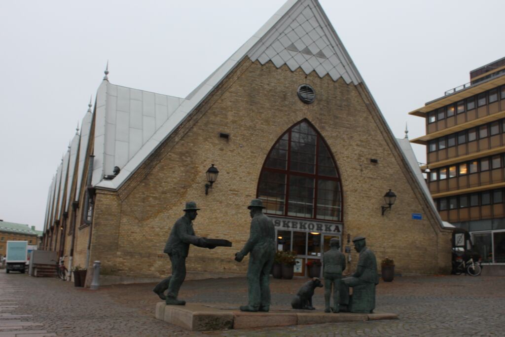 Feskekörka sedd från ingången som vetter mot öster. Det har sålts fisk på platsen sedan mitten av 1800-talet då Stora Torget bytte namn till Gustav Adolfs Torg.