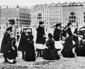 Sällskapet för friluftslekar 1910. I bakgrunden Engelbrektsgatan.