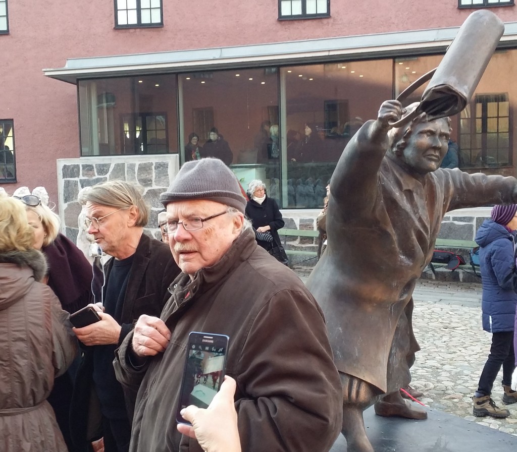 Omstridd skulptur med Jan Myrdal (närmast kameran) och Lasse Diding.Bild: Per Nygren