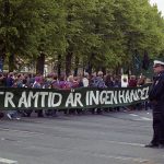 Demonstranter på EU-toppmöte med stor banderoll