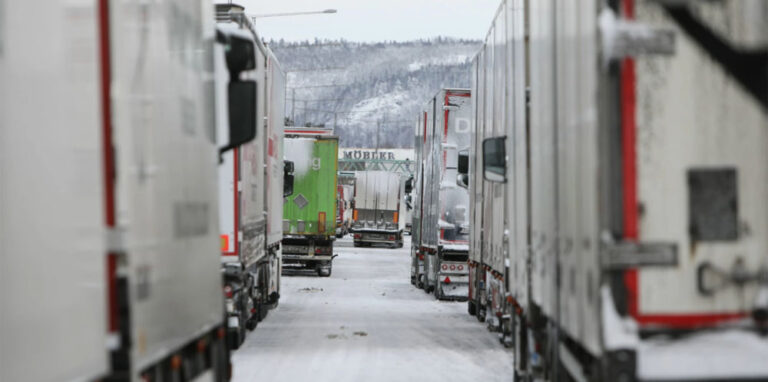Lastbilar i kö Jönköping